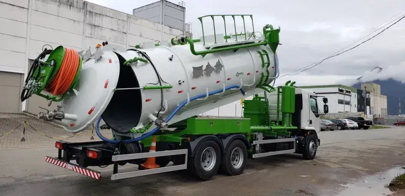 Imagem ilustrativa de Caminhão tanque de hidrojato para limpeza industrial